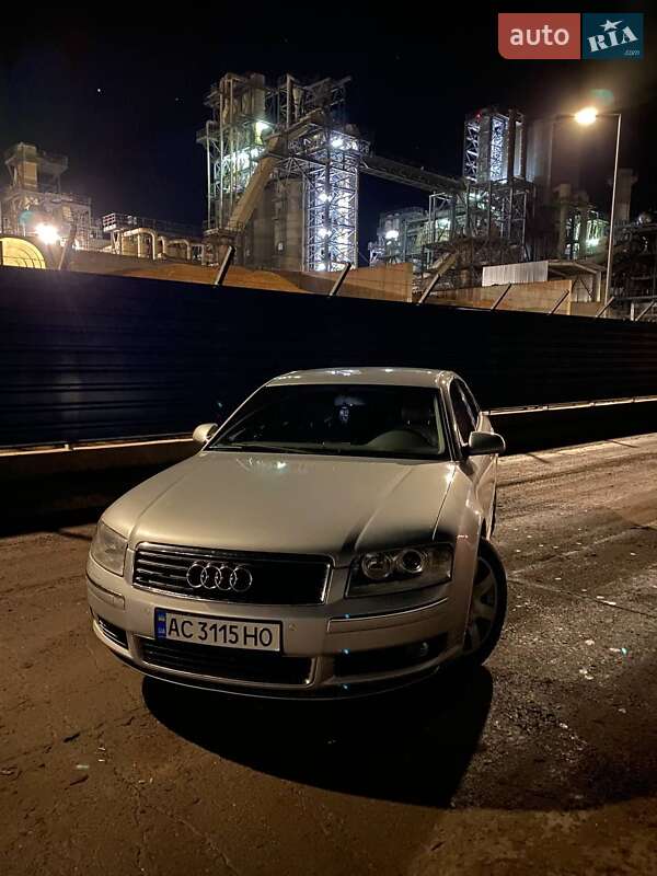 Седан Audi A8 2004 в Нововолынске