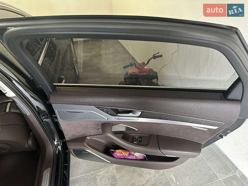 Седан Audi A8 2012 в Днепре