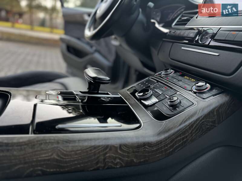 Седан Audi A8 2015 в Дрогобыче