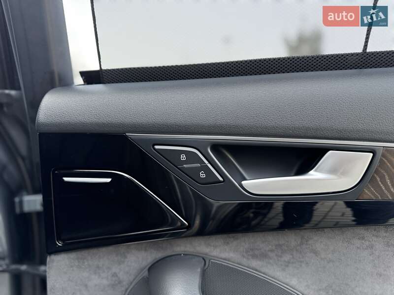 Седан Audi A8 2015 в Дрогобыче