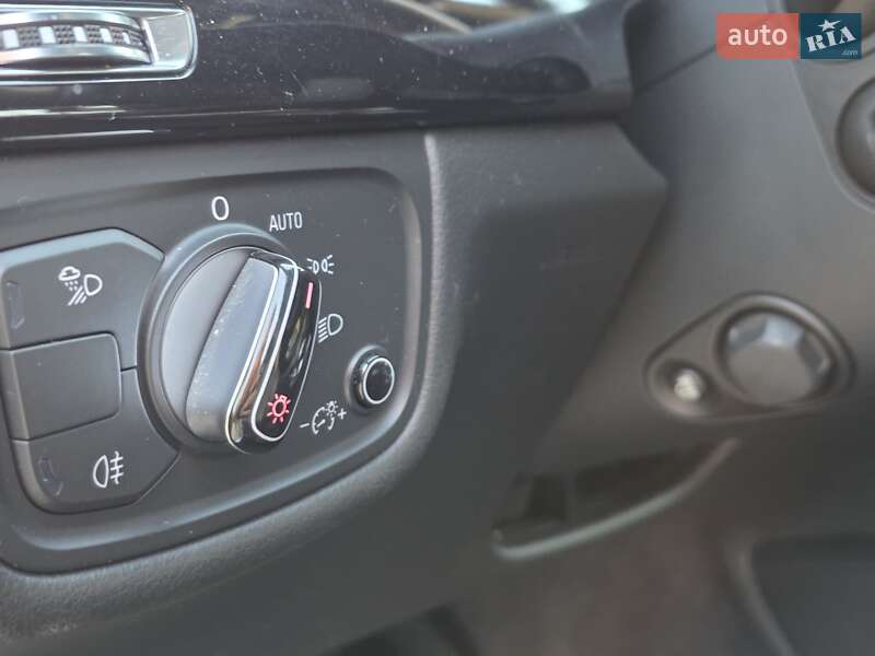 Седан Audi A8 2012 в Тернополе
