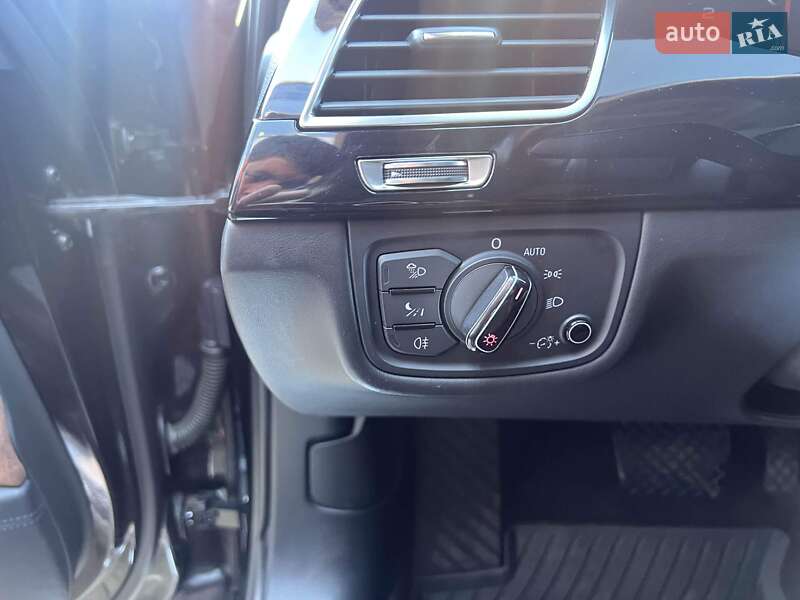 Седан Audi A8 2012 в Львове