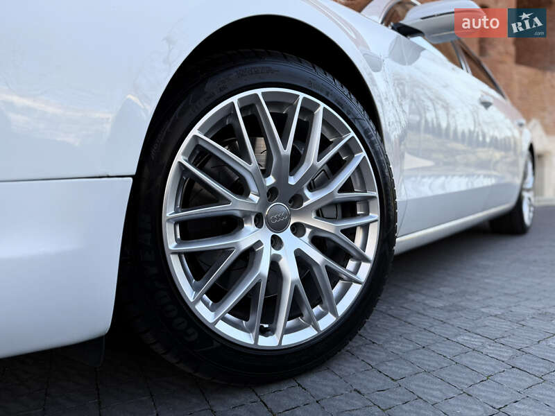 Седан Audi A8 2015 в Львове