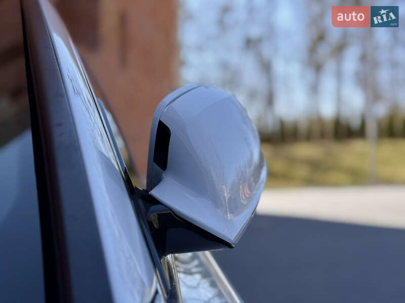 Седан Audi A8 2015 в Львове