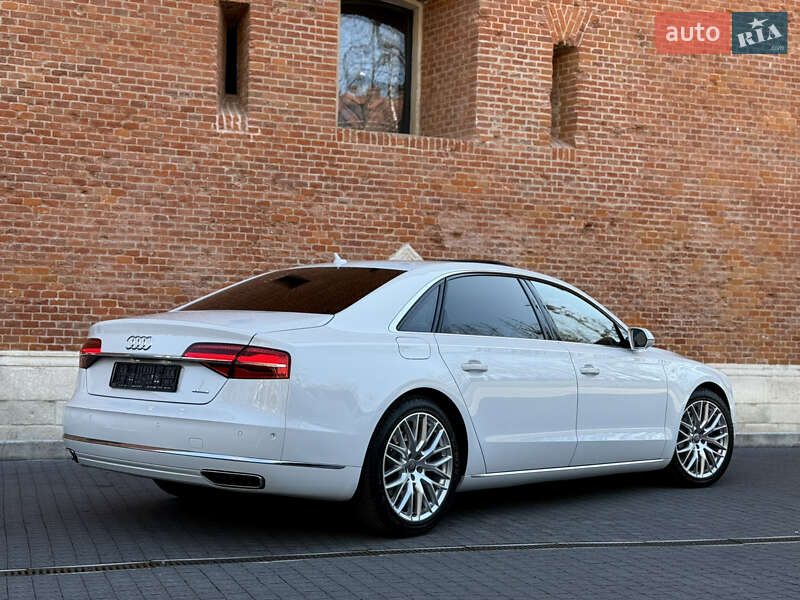 Седан Audi A8 2015 в Львове