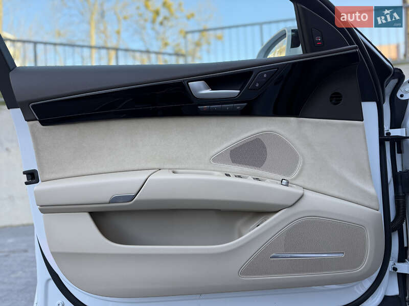 Седан Audi A8 2015 в Львове