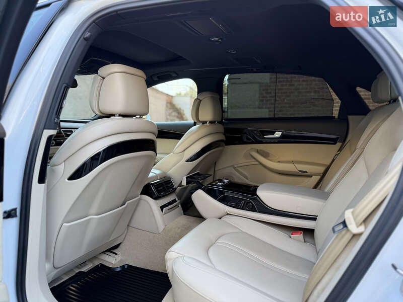 Седан Audi A8 2015 в Львове