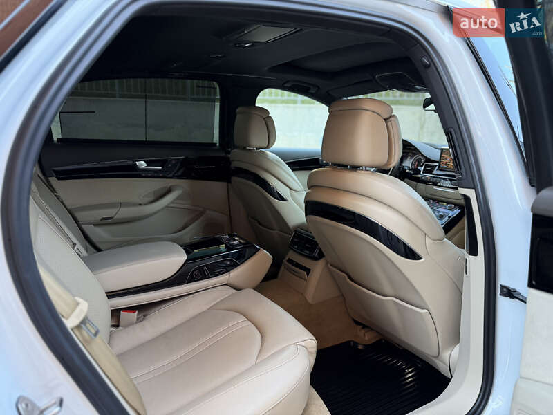 Седан Audi A8 2015 в Львове