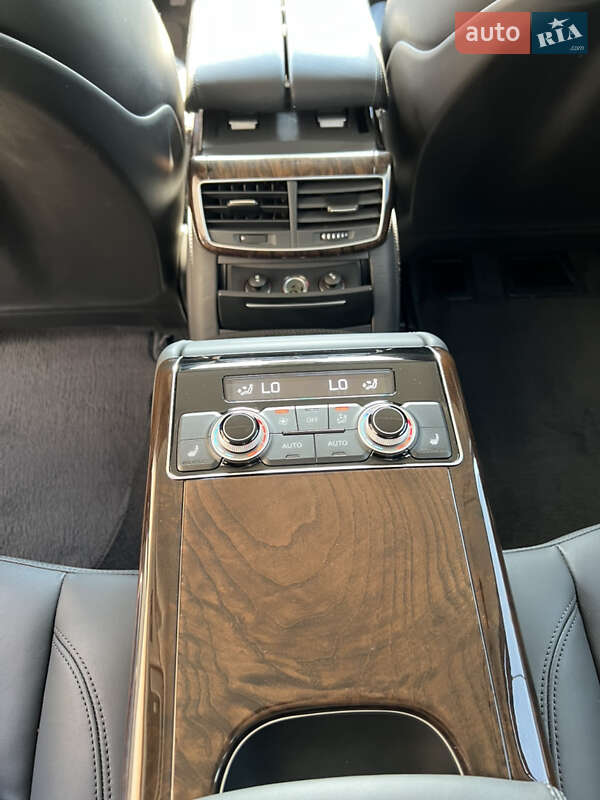 Седан Audi A8 2012 в Львове