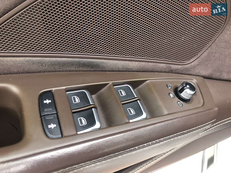Седан Audi A8 2012 в Києві