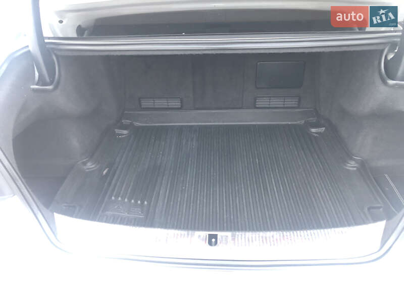 Седан Audi A8 2012 в Києві