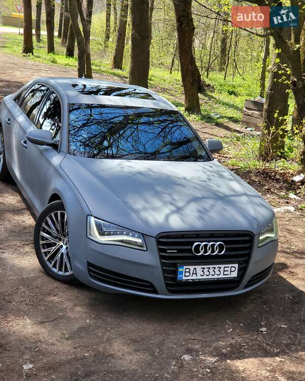 Седан Audi A8 2012 в Знаменке