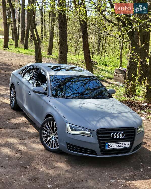 Седан Audi A8 2012 в Знаменке