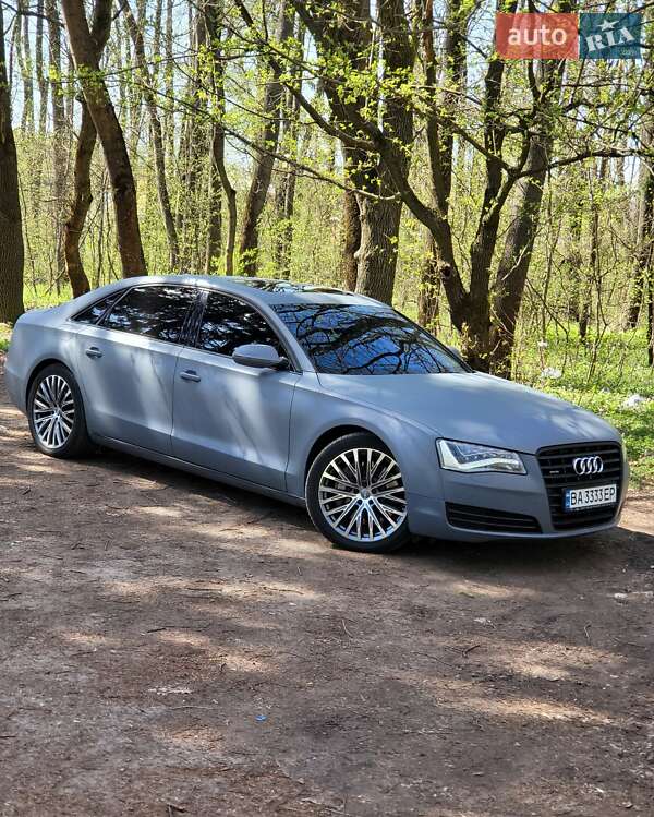 Седан Audi A8 2012 в Знаменке
