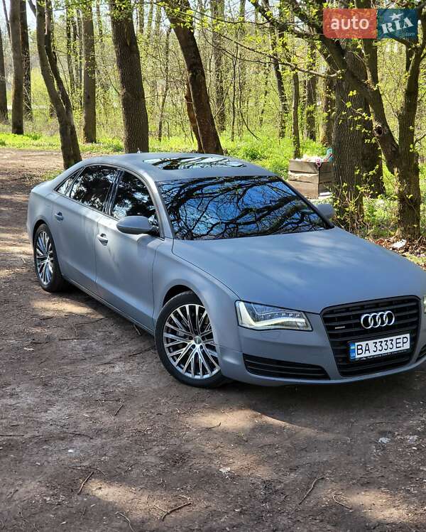 Седан Audi A8 2012 в Знаменке