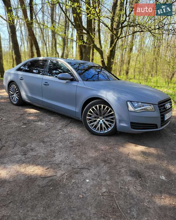 Седан Audi A8 2012 в Знаменке