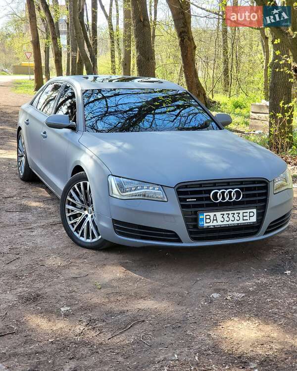 Седан Audi A8 2012 в Знаменке