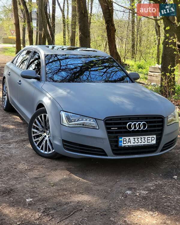 Седан Audi A8 2012 в Знаменке