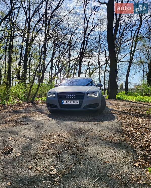 Седан Audi A8 2012 в Знаменке