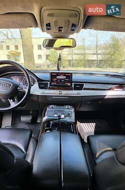 Седан Audi A8 2012 в Знаменке