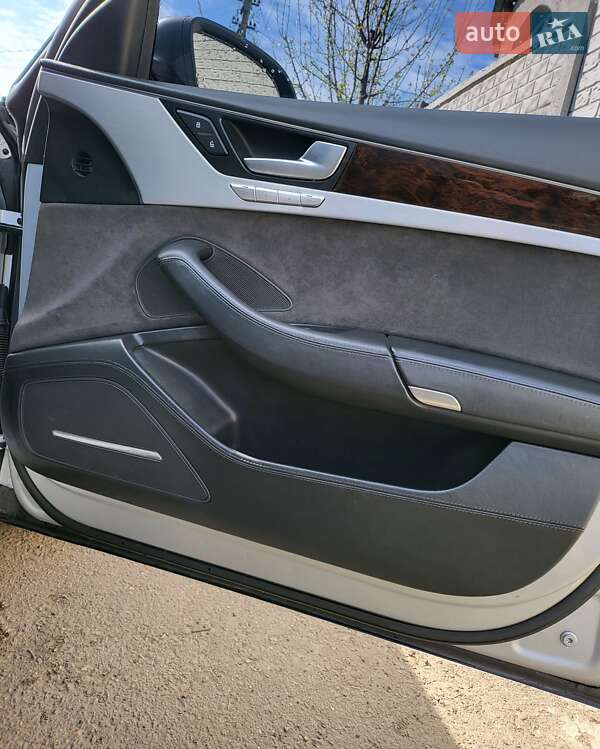 Седан Audi A8 2012 в Знаменке