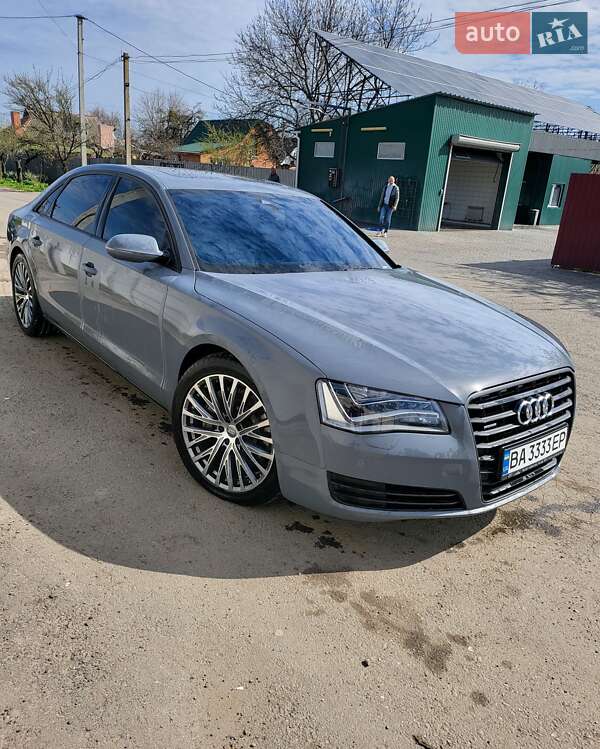Седан Audi A8 2012 в Знаменке