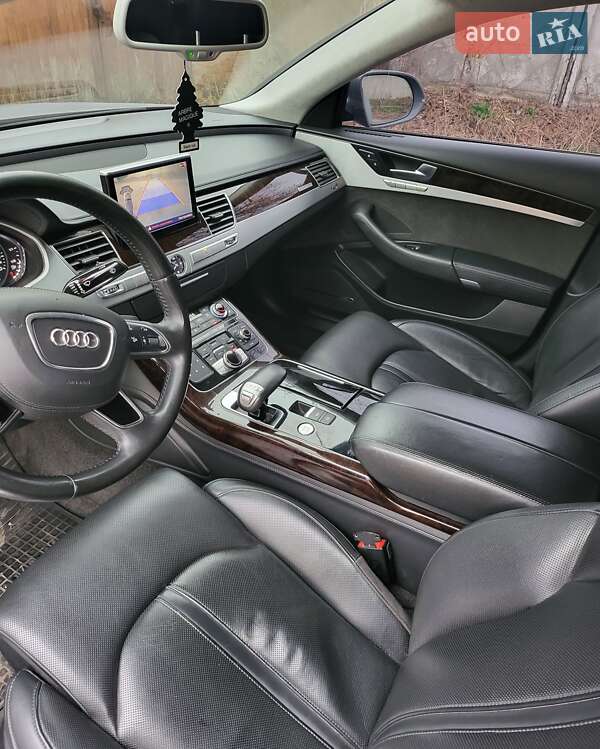 Седан Audi A8 2012 в Знаменке