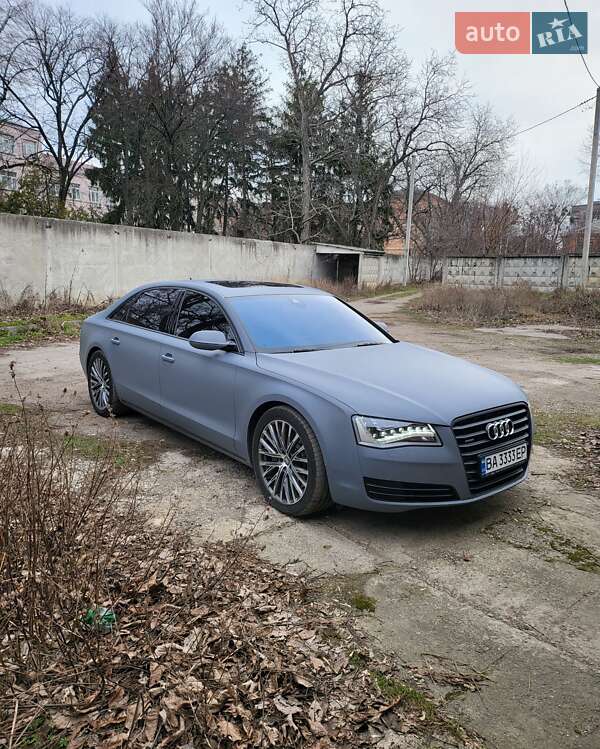 Седан Audi A8 2012 в Знаменке
