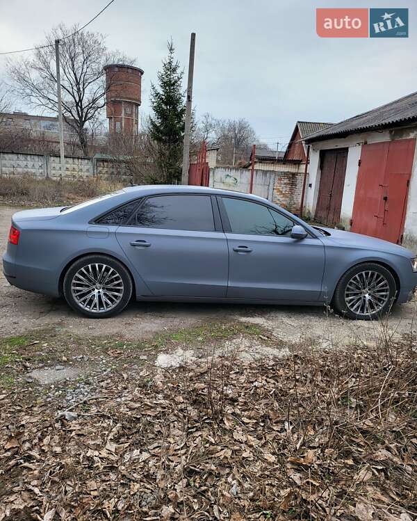 Седан Audi A8 2012 в Знаменке