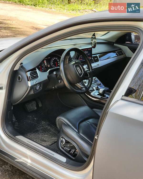 Седан Audi A8 2012 в Знаменке