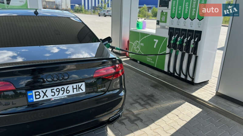 Седан Audi A8 2015 в Хмельницькому