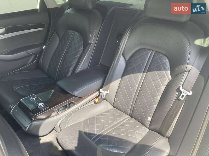 Седан Audi A8 2012 в Днепре