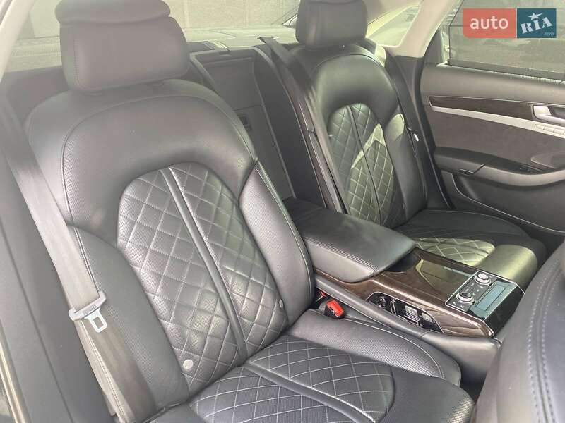 Седан Audi A8 2012 в Днепре