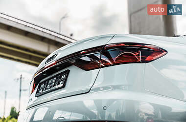 Седан Audi A8 2022 в 