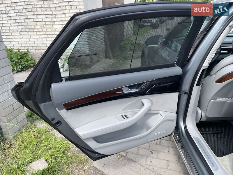 Седан Audi A8 2013 в Львові