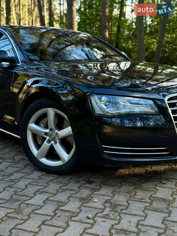 Седан Audi A8 2012 в Новояворовске