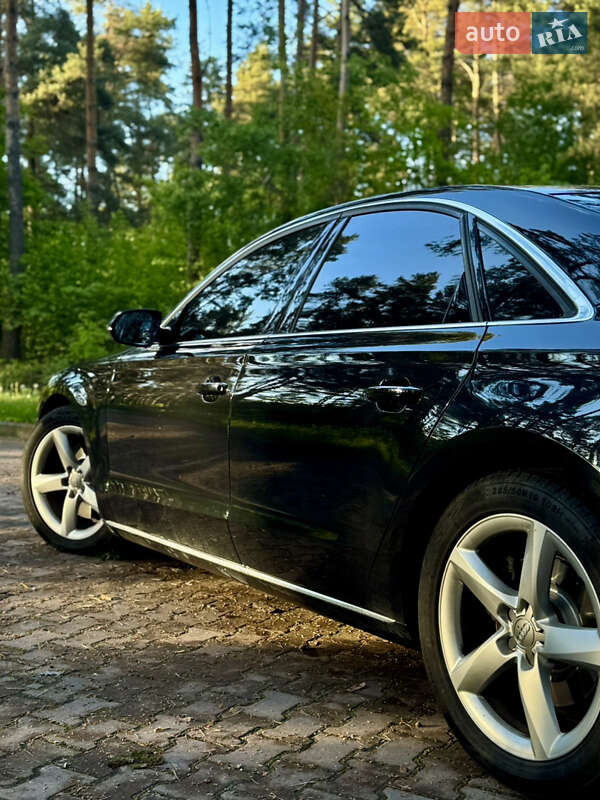Седан Audi A8 2012 в Новояворовске