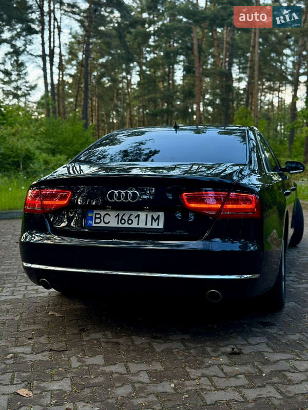 Седан Audi A8 2012 в Новояворовске
