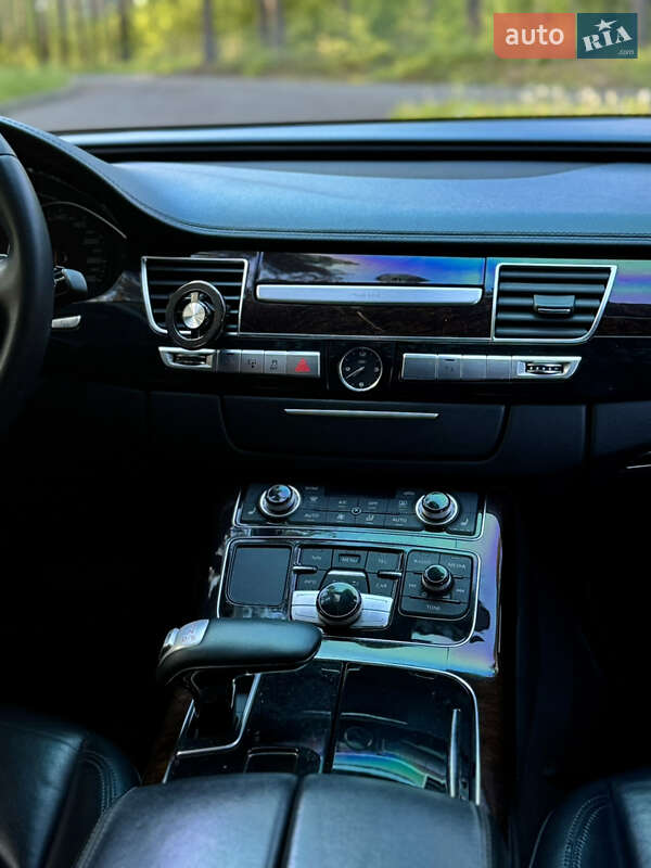 Седан Audi A8 2012 в Новояворовске