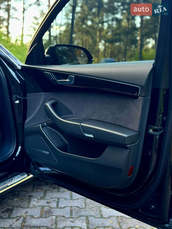 Седан Audi A8 2012 в Новояворовске