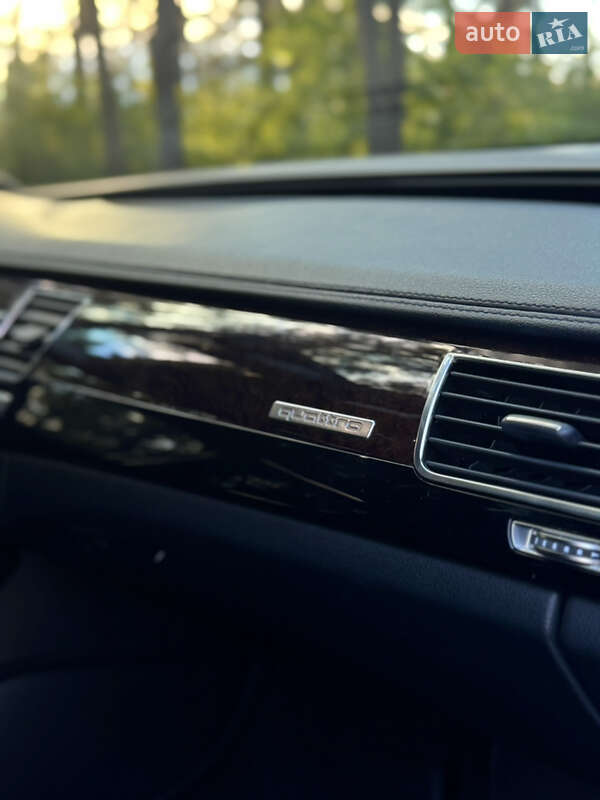 Седан Audi A8 2012 в Новояворовске