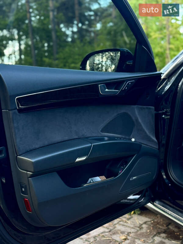 Седан Audi A8 2012 в Новояворовске