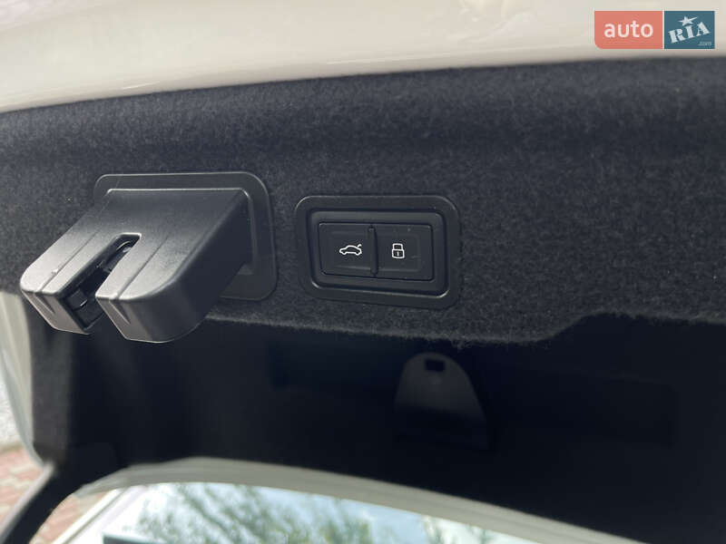 Седан Audi A8 2016 в Ровно