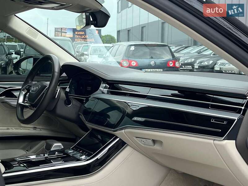 Седан Audi A8 2018 в Львові