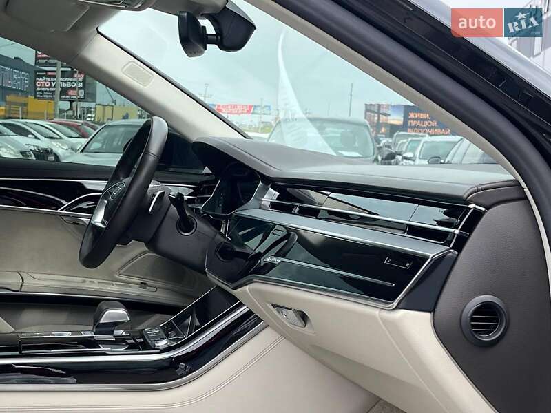 Седан Audi A8 2018 в Львові