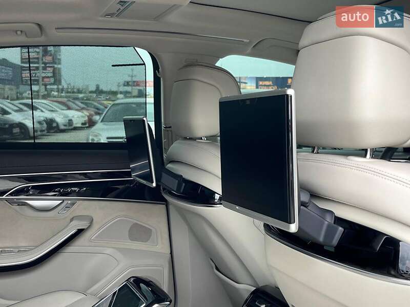 Седан Audi A8 2018 в Львові