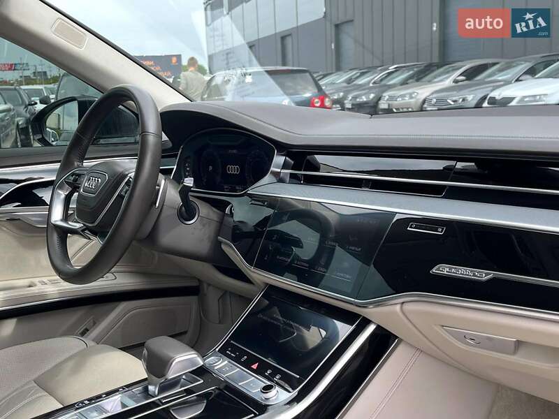 Седан Audi A8 2018 в Львові