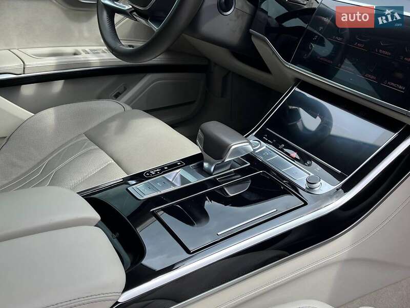 Седан Audi A8 2018 в Львові