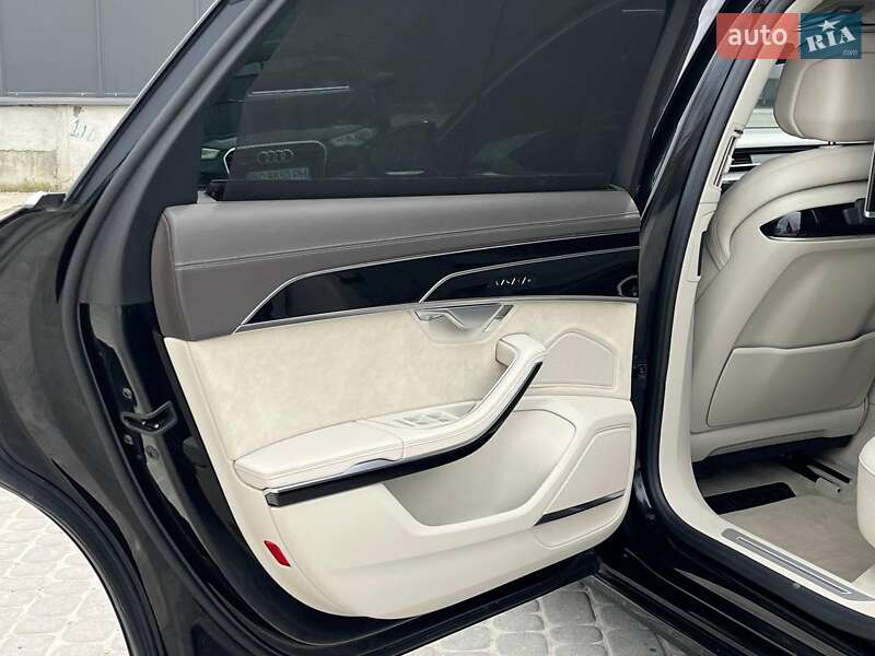 Седан Audi A8 2018 в Львові