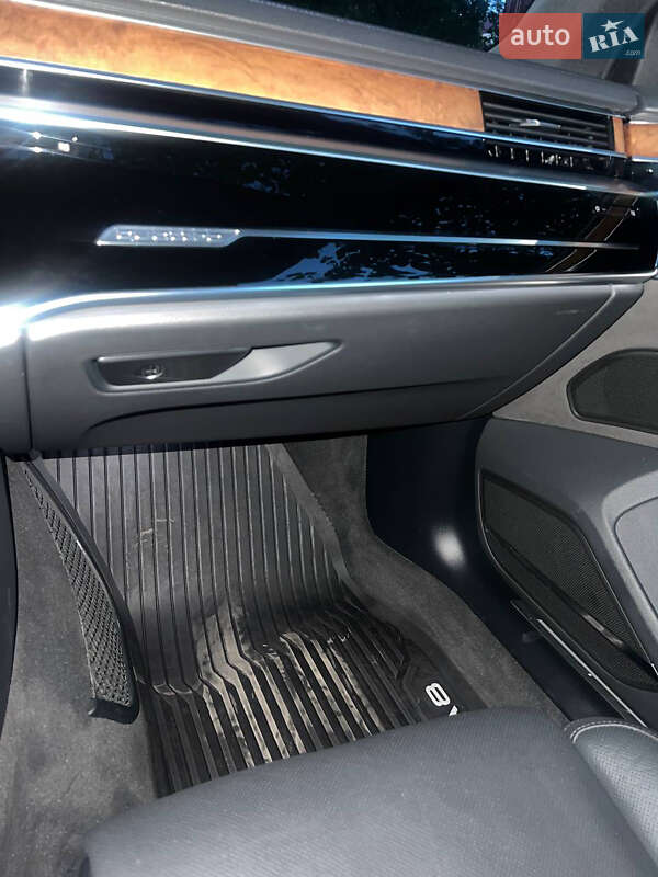 Седан Audi A8 2018 в Львове